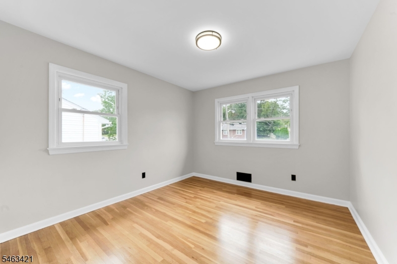 33 Woodhull Ave Property Photo 16