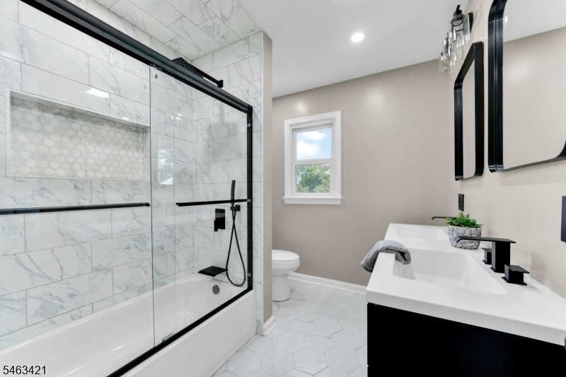 33 Woodhull Ave Property Photo 17
