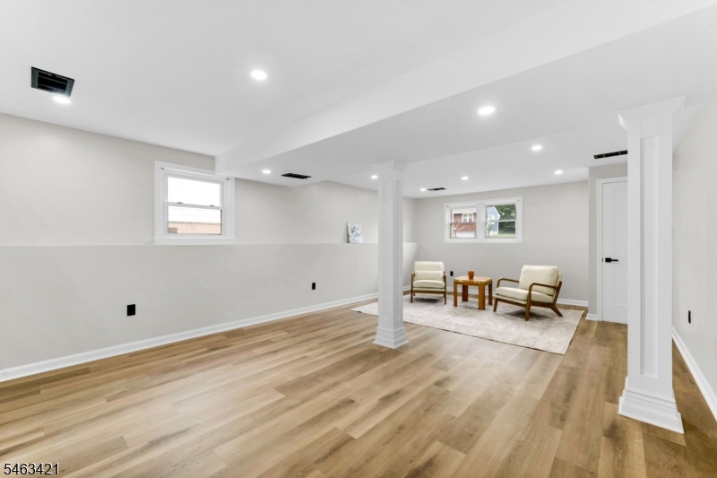 33 Woodhull Ave Property Photo 18