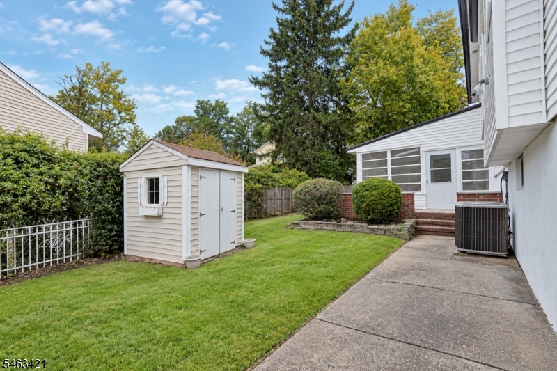 33 Woodhull Ave Property Photo 26