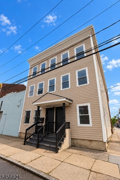 83 Jay St Property Photo 1
