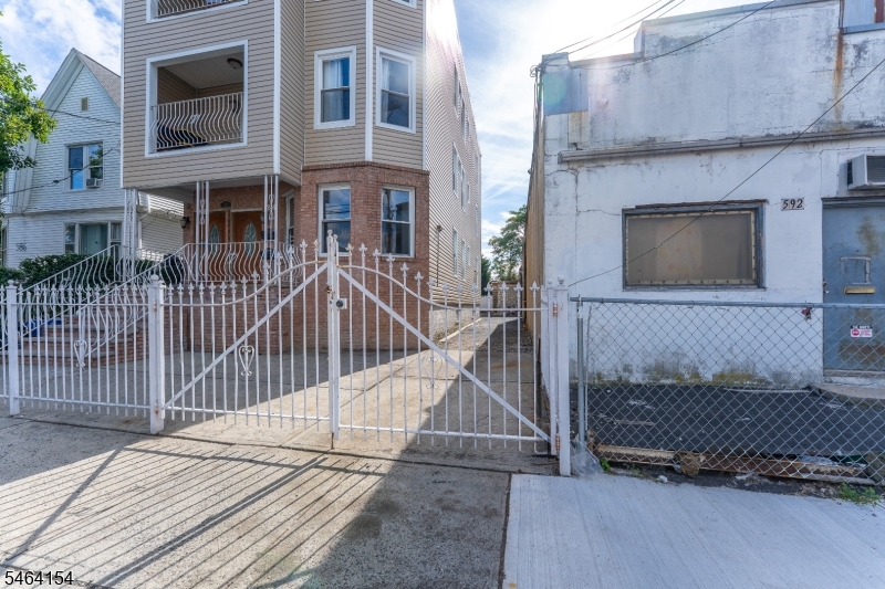 590 Hawthorne Ave Property Photo 3