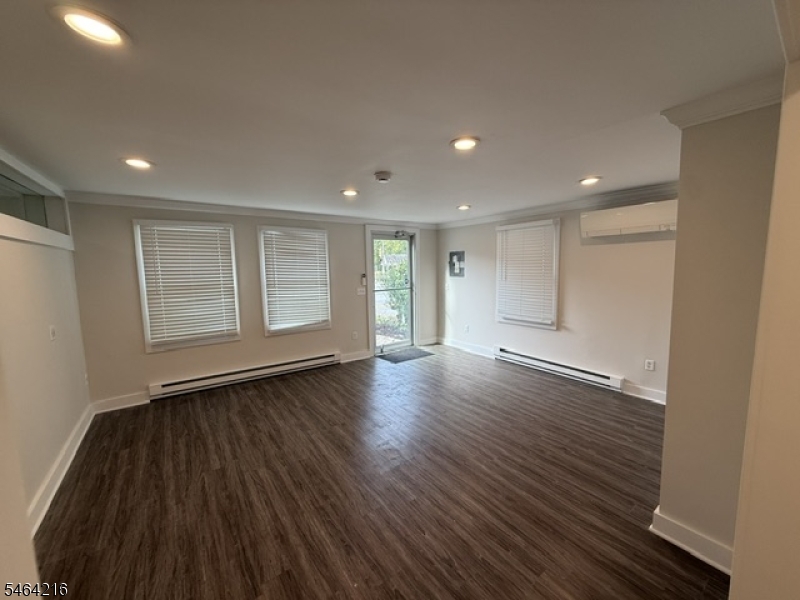 28 Wall St Property Photo 4