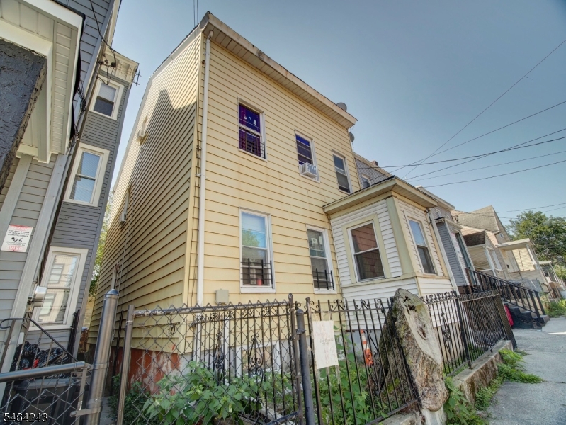 39 Hillman St Property Photo 1