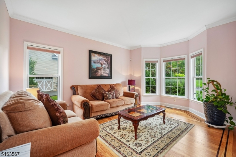 9 Inwood Ter Property Photo 5