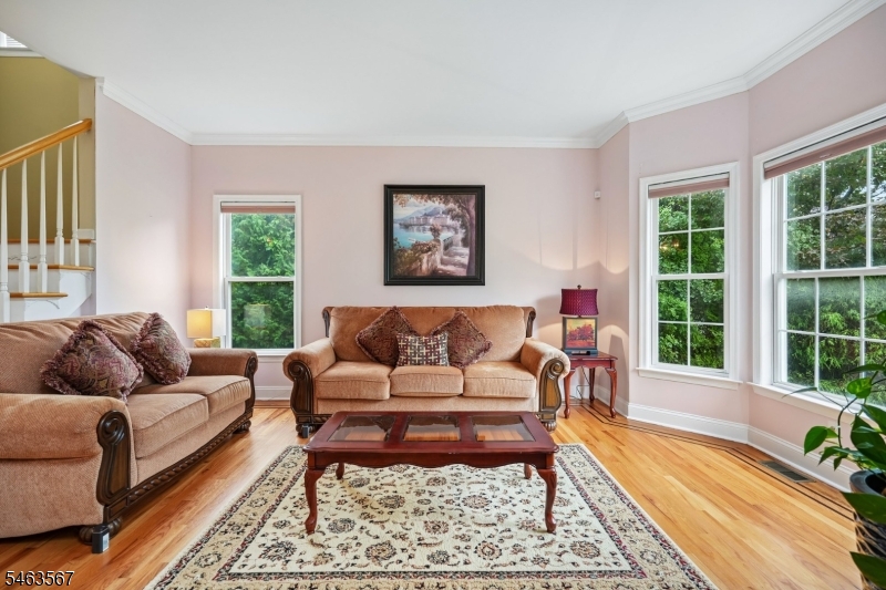 9 Inwood Ter Property Photo 6