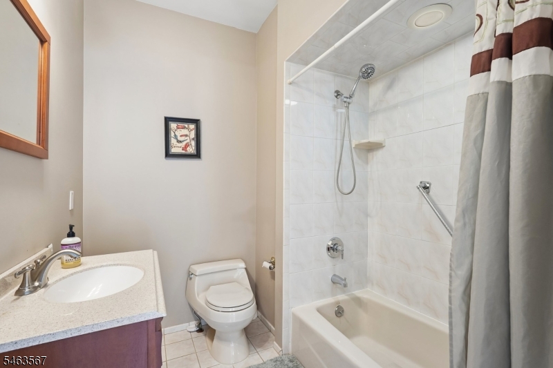 9 Inwood Ter Property Photo 32