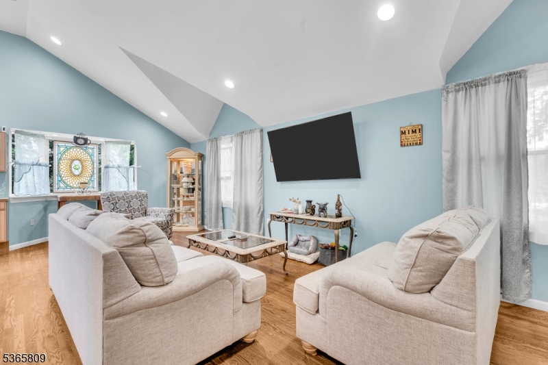 9 Mueller Lane Property Photo 14