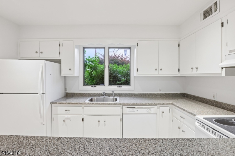 5 Jefferson St Property Photo 6