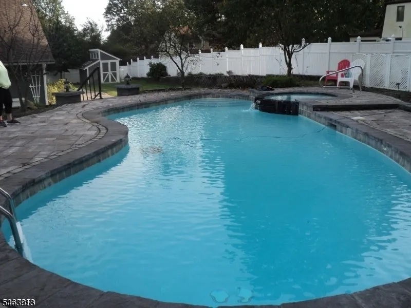 10 Clearwater Rd Property Photo 3