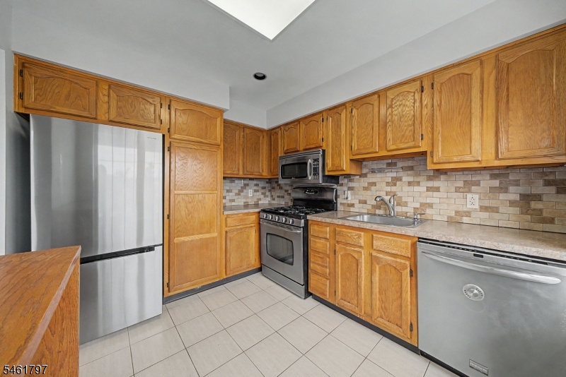 251 Broadmoor-3 3 Property Photo 5