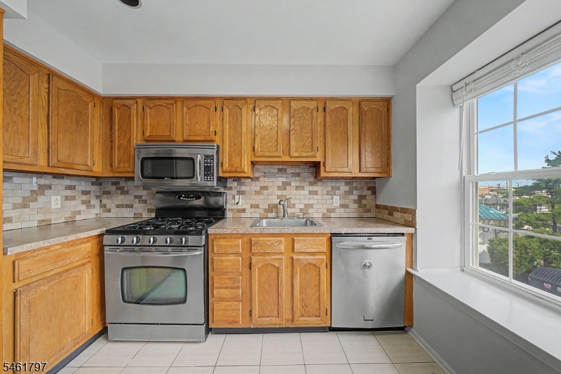 251 Broadmoor-3 3 Property Photo 8