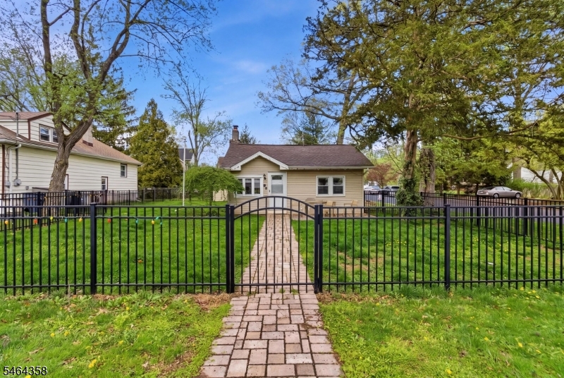 86 Hiawatha Blvd Property Photo 1