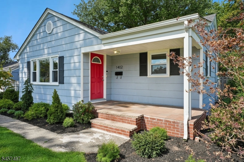 1402 Dey St Property Photo 3