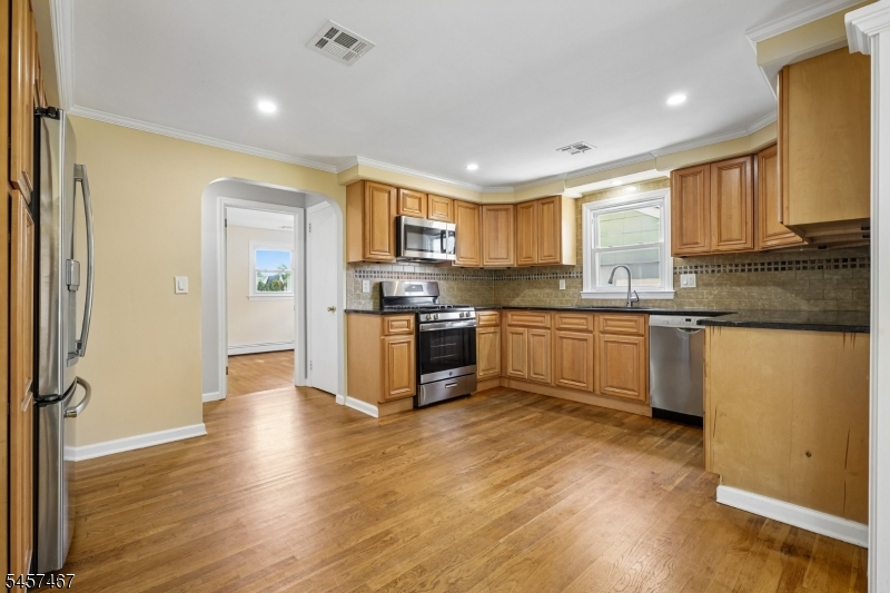 1402 Dey St Property Photo 8
