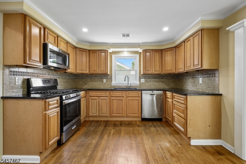 1402 Dey St Property Photo 9