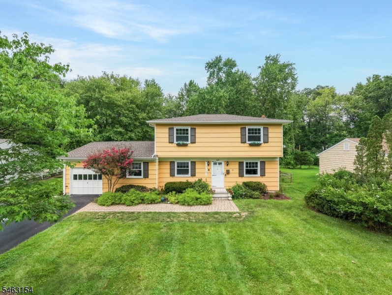 43 Chaucer Dr Property Photo 1