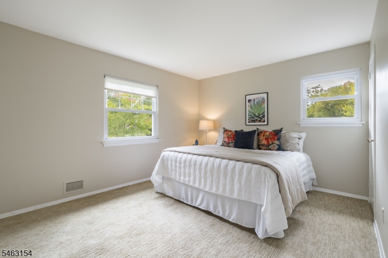 43 Chaucer Dr Property Photo 3
