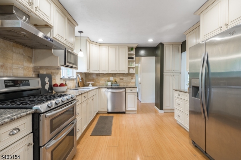 43 Chaucer Dr Property Photo 14