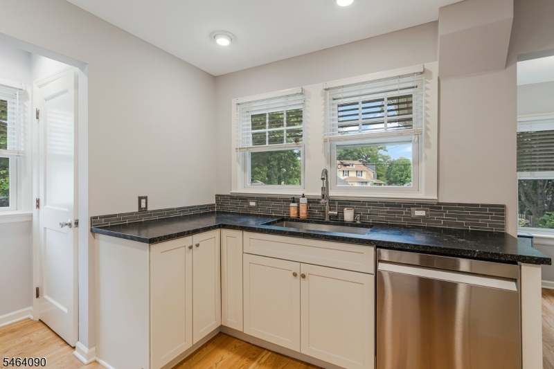 124 College Pl Property Photo 14