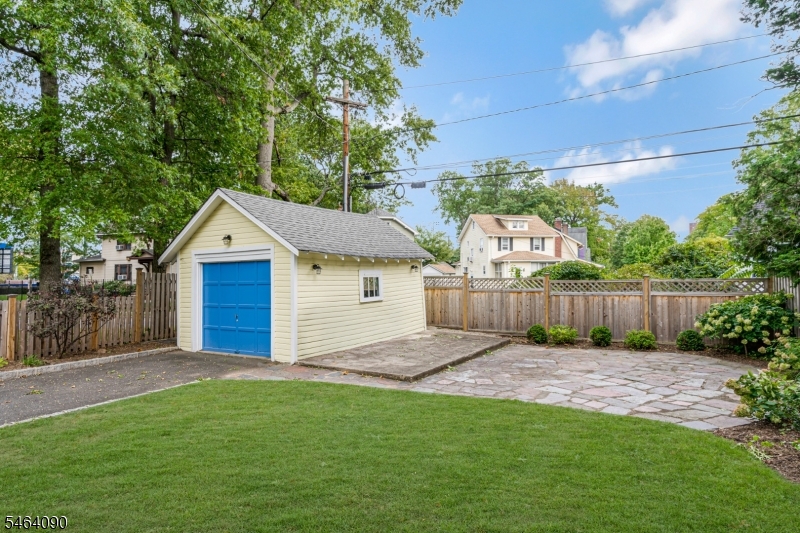 124 College Pl Property Photo 35
