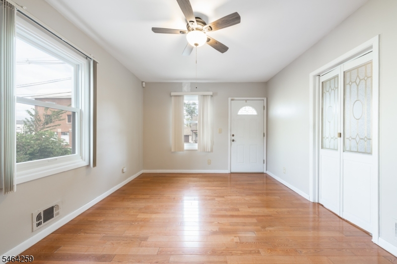 914 Woodlawn Ave Property Photo 2