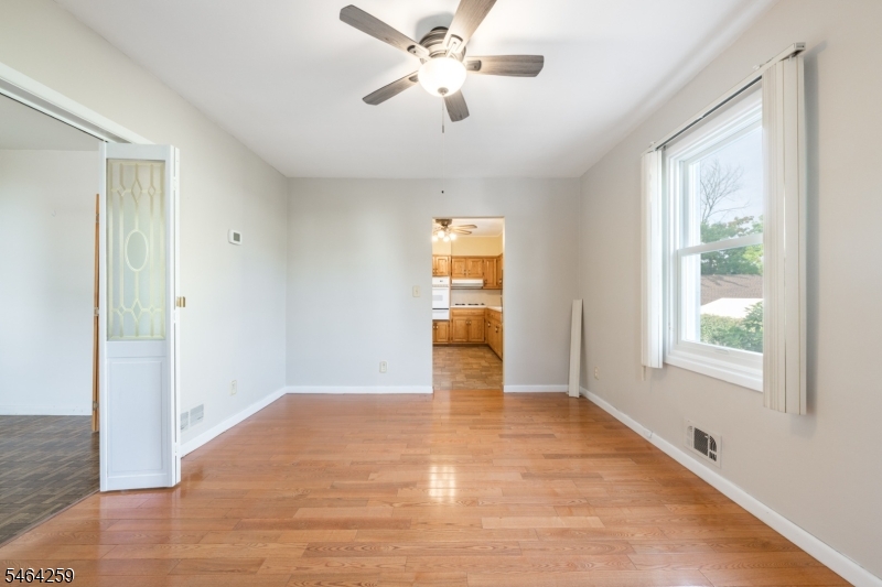 914 Woodlawn Ave Property Photo 7