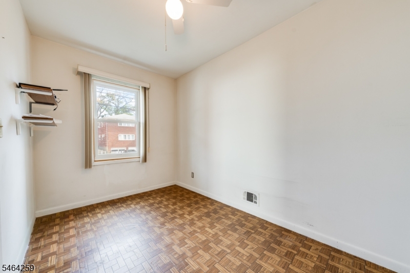 914 Woodlawn Ave Property Photo 9