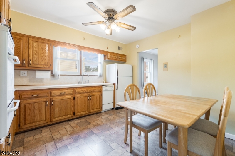 914 Woodlawn Ave Property Photo 12