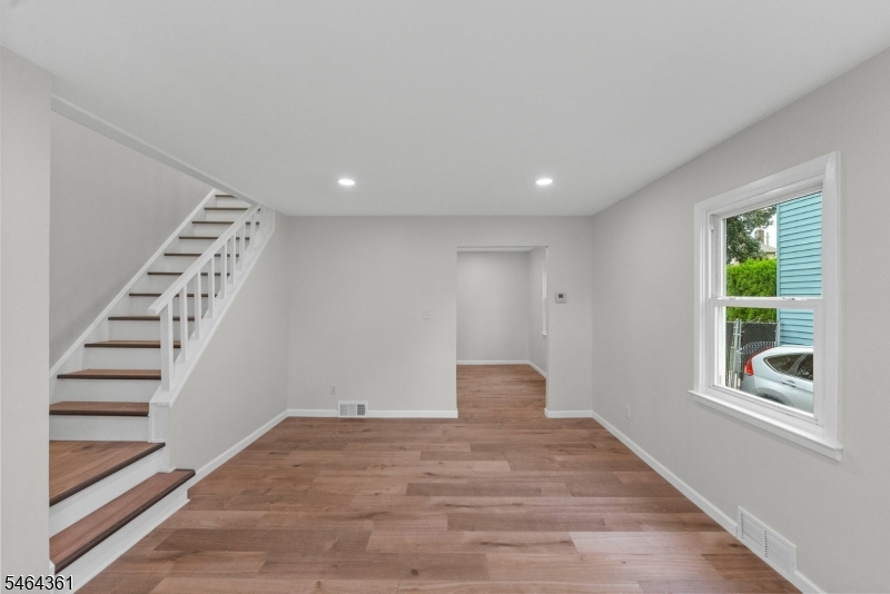 925 Middlesex St Property Photo 3