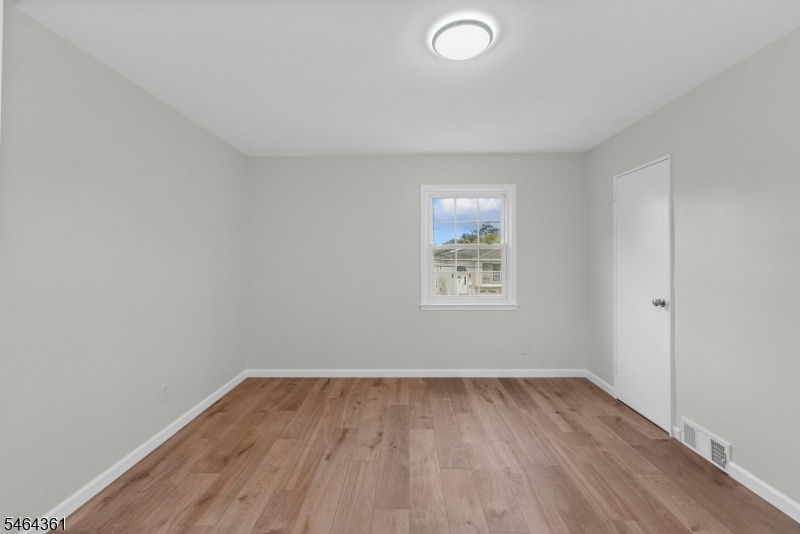 925 Middlesex St Property Photo 6