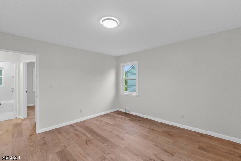 925 Middlesex St Property Photo 8