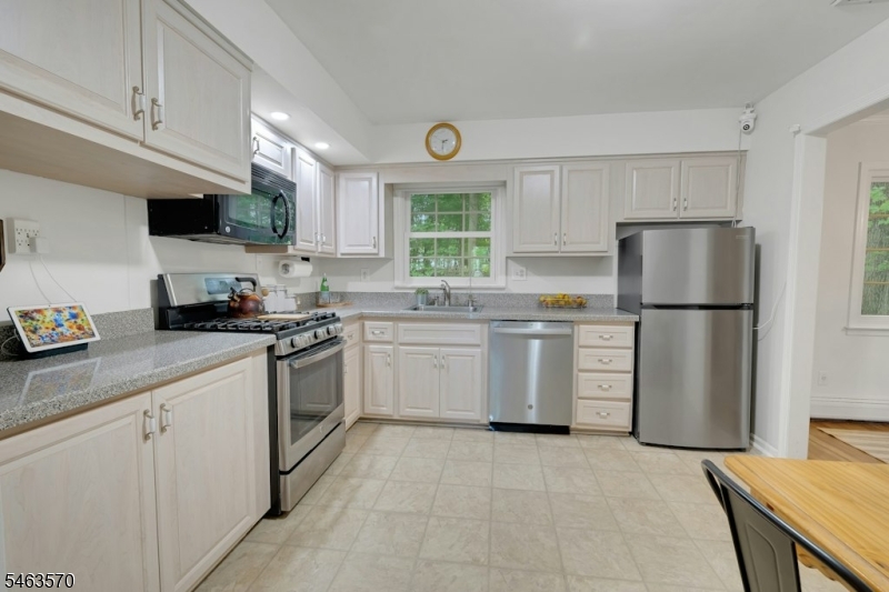 54 Yarmouth Dr Property Photo 7