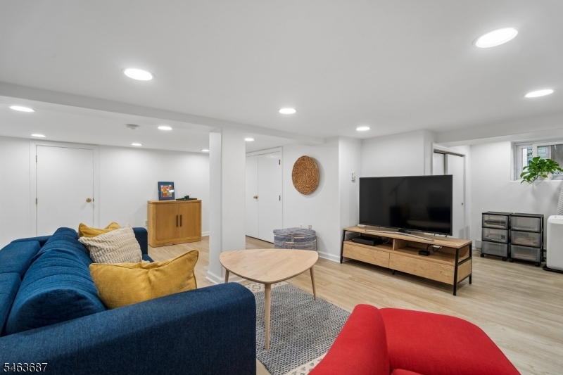 53 Park Ave Property Photo 26