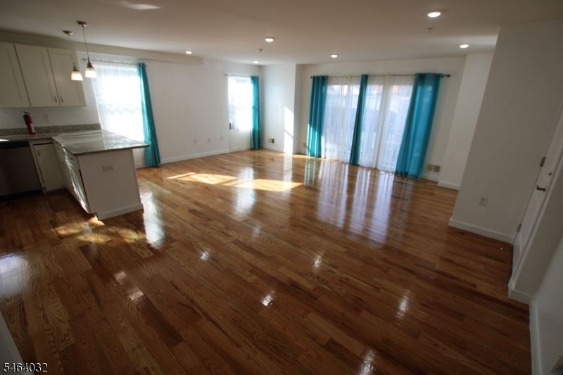 106 Grove Ter Property Photo 3