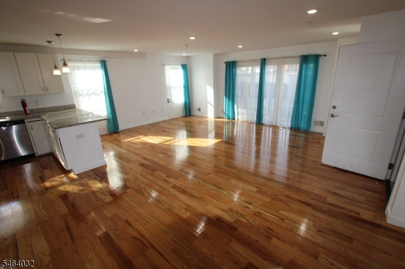 106 Grove Ter Property Photo 4