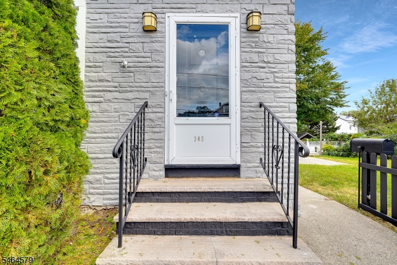 345 Broughton Ave Property Photo 4