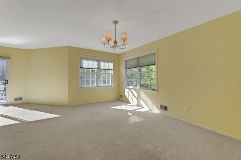 28 Berkeley Sq Property Photo 5