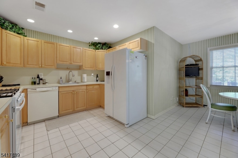 28 Berkeley Sq Property Photo 6