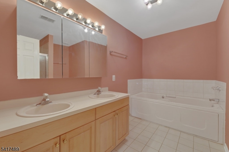 28 Berkeley Sq Property Photo 12