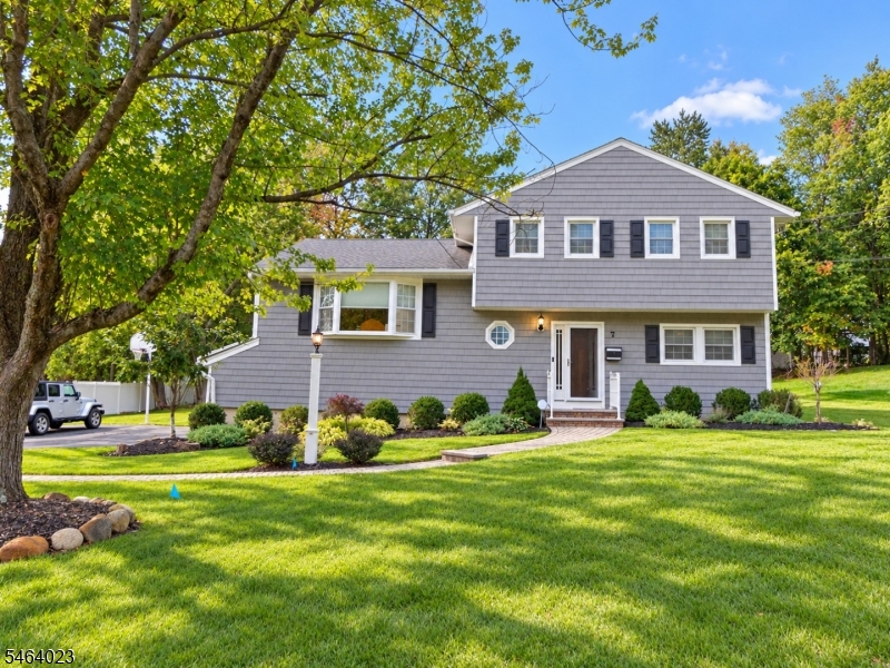 7 Crossbrook Ln Property Photo 1