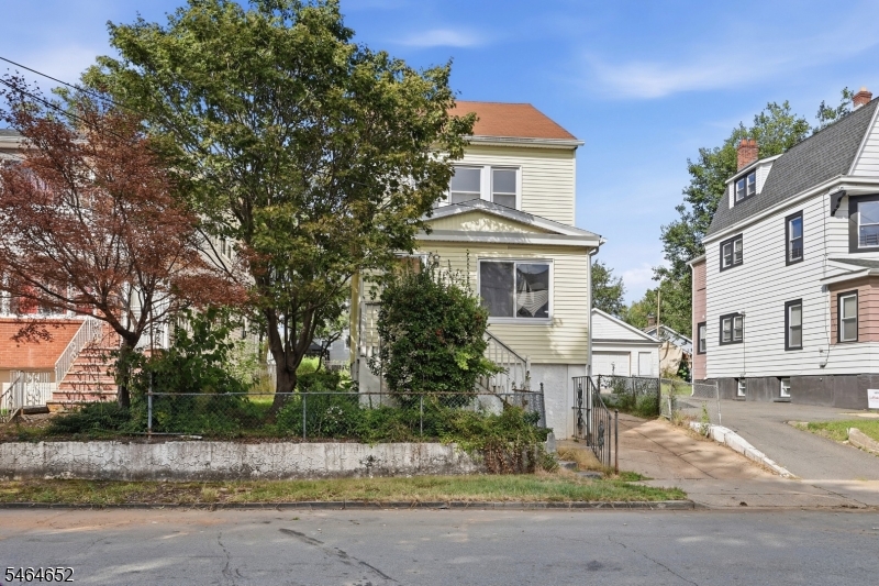 82 Berkshire Pl Property Photo 1