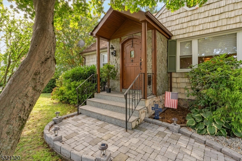2015 Mountain Ave Property Photo 1