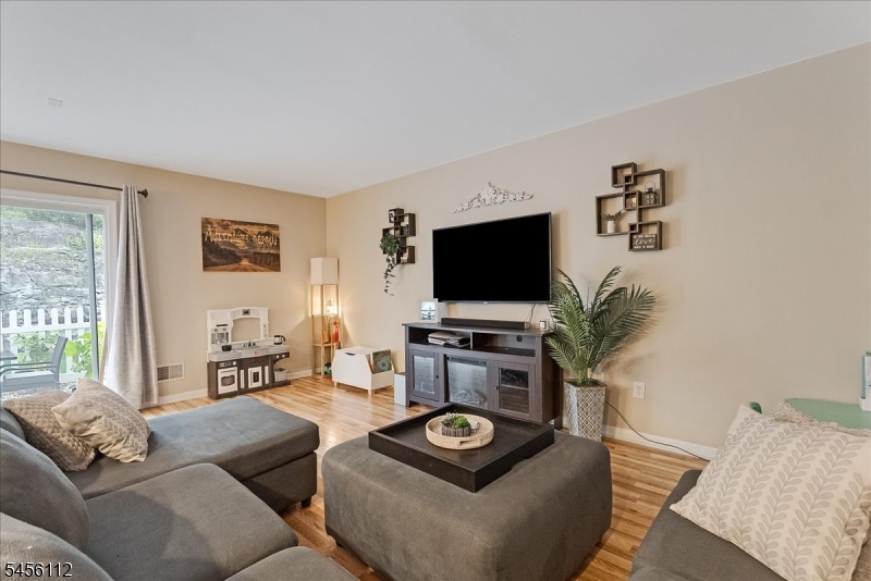 9 Ferndale Ln Property Photo 2