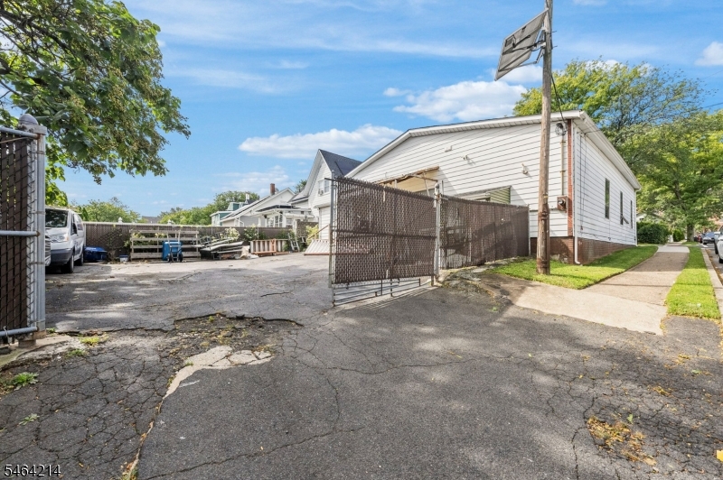 29 Summit Ave Property Photo 3