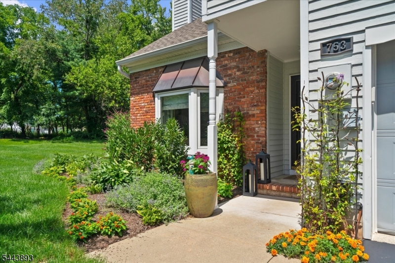 753 Vanessa Ln Property Photo 3