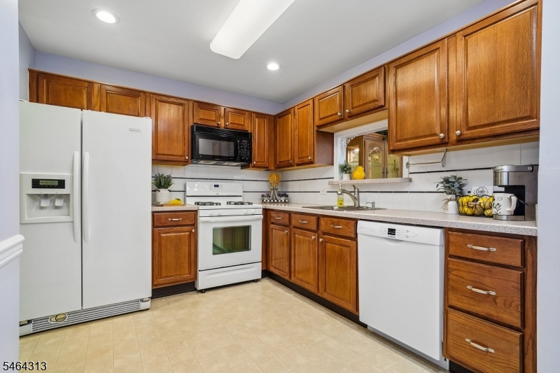 153 Merry Ln. Property Photo 12