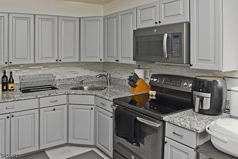195 N Beverwyck Rd 17 Property Photo 3