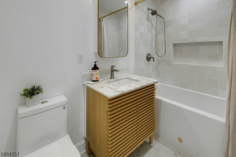 270 Main St D Property Photo 6