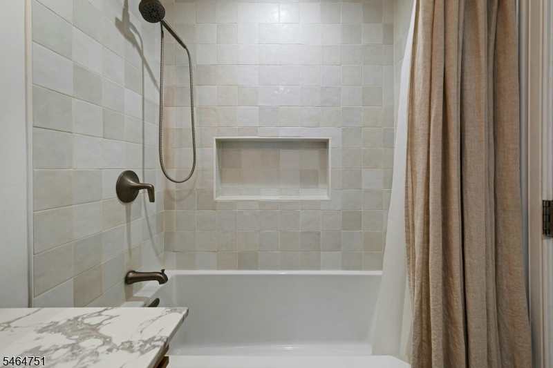 270 Main St D Property Photo 7